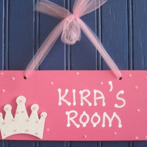 Personalized Name Sign. Girl&#39;s Crown Room Sign. Glittered Crown. Girl&#39;s Room Decor. Kid&#39;s Door Plaque. Girl&#39;s Door Sign, Gift for Girls.