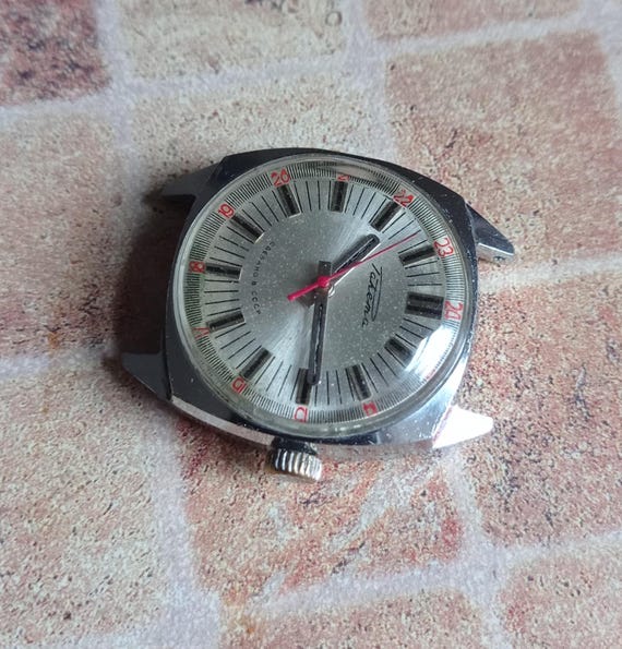 Montre Vintage Raketa – Cadran Rare Et Attrayant – Montre Bracelet Pour Homme D'occasion