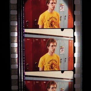 Könnte beinhalten: Filmstreifen mit drei Bildern eines Mannes in einem gelben T-Shirt mit dem Text "Ricks College" und einer Grafik. Der Mann trägt eine Brille und steht vor roten und blauen Schließfächern.