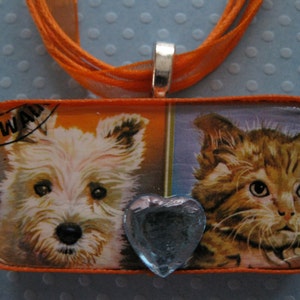 Hecho a mano Vintage arab Postage sello West Highland Terrier Cachorro y Tabby Gato gatito Pals Colgante