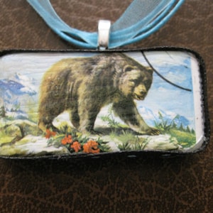 Colgante de oso Grizzly artesanal Vintage árabe franqueo sello majestuoso montaña