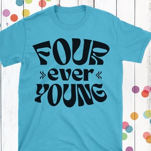 Pode incluir: Uma camiseta azul turquesa com o texto "FOUR ever YOUNG" em letras pretas estilizadas.