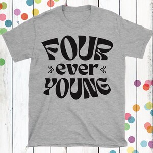 Pode incluir: Camiseta cinza com texto preto que diz "FOUR ever YOUNG" em uma fonte retr&ocirc;.