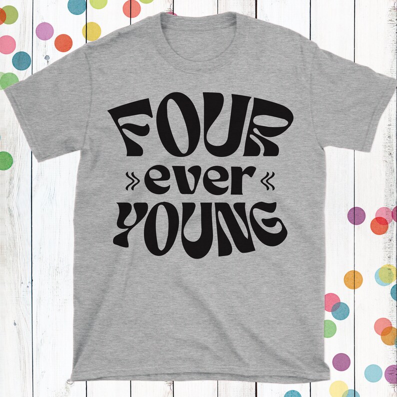 Pode incluir: Camiseta cinza com texto preto que diz "FOUR ever YOUNG" em uma fonte retr&ocirc;.