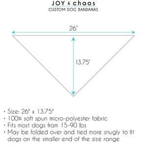 Op de afbeelding: Diagram met de afmetingen van een hondenbandana. De bandana is 26 inch breed en 13,75 inch hoog. De tekst luidt "Size: 26" x 13.75"" en "100% soft spun micro-polyester fabric".