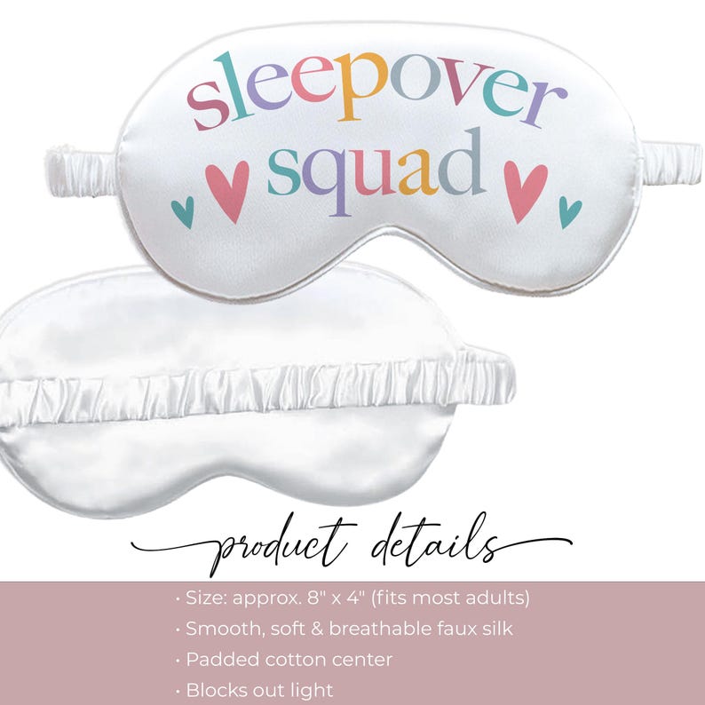 Puede incluir: M&aacute;scara para dormir blanca con las palabras "sleepover squad" en letras coloridas y dos corazones rosas. La m&aacute;scara mide aproximadamente 20 cm x 10 cm y est&aacute; hecha de seda artificial suave, suave y transpirable. Tiene un centro de algod&oacute;n acolchado y bloquea la luz.