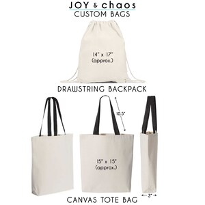 Pu&ograve; includere: Due borse tote in tela bianca con manici neri e uno zaino bianco con coulisse. Le borse tote misurano 15 pollici per 15 pollici e lo zaino misura 14 pollici per 17 pollici. Il testo "JOY & chaos CUSTOM BAGS" &egrave; in alto nell'immagine.