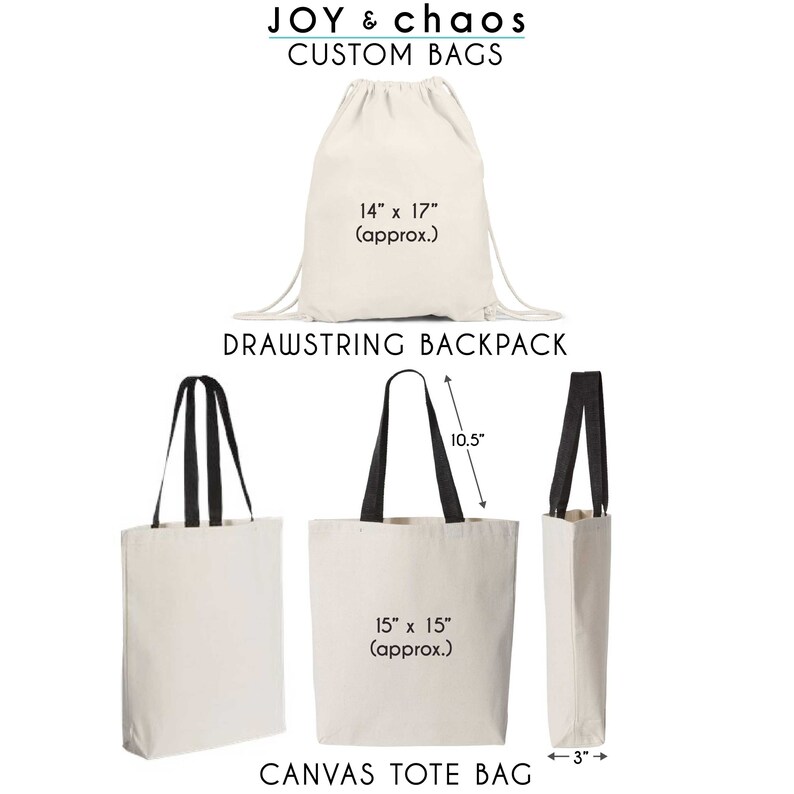 Pu&ograve; includere: Due borse tote in tela bianca con manici neri e uno zaino bianco con coulisse. Le borse tote misurano 15 pollici per 15 pollici e lo zaino misura 14 pollici per 17 pollici. Il testo "JOY & chaos CUSTOM BAGS" &egrave; in alto nell'immagine.