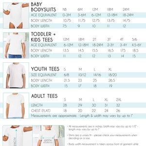 Pode incluir: Tabela de tamanhos para bodies de beb&ecirc;, camisetas para crian&ccedil;as pequenas e crian&ccedil;as, camisetas para jovens e camisetas para adultos. A tabela mostra os equivalentes de idade, o comprimento do corpo e a largura do corpo em polegadas.