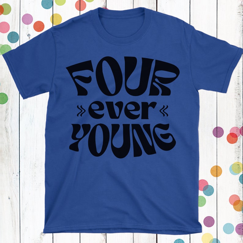 Pode incluir: Uma camiseta azul royal com o texto "FOUR ever YOUNG" em letras pretas estilizadas.