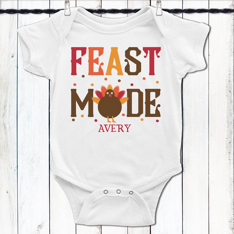 Personalized Baby Thanksgiving Outfit: Feast Mode Bodysuit or Tee Bild 4