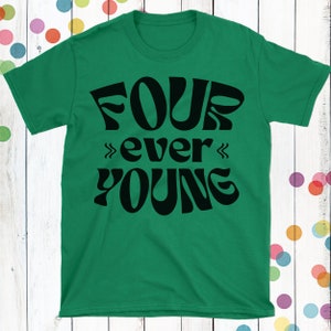 Pode incluir: Camiseta verde com texto preto que diz "FOUR ever YOUNG" em uma fonte retr&ocirc;.