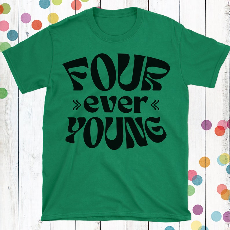 Pode incluir: Camiseta verde com texto preto que diz "FOUR ever YOUNG" em uma fonte retr&ocirc;.