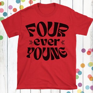 Pode incluir: Camiseta vermelha com texto preto que diz "FOUR ever YOUNG" em uma fonte retr&ocirc;.