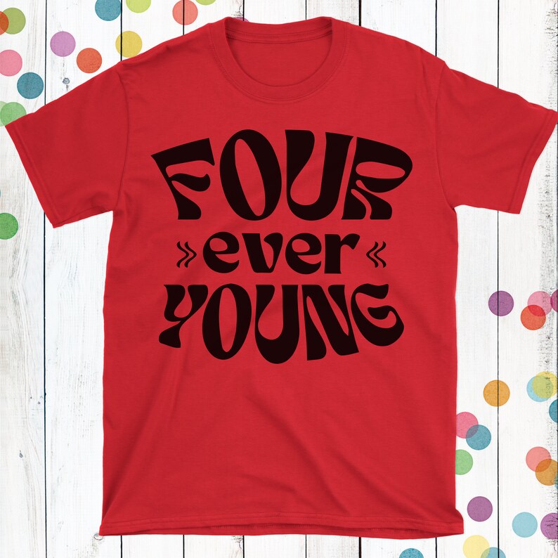 Pode incluir: Camiseta vermelha com texto preto que diz "FOUR ever YOUNG" em uma fonte retr&ocirc;.