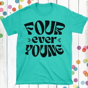 Pode incluir: Uma camiseta azul turquesa com o texto "FOUR ever YOUNG" em letras pretas estilizadas.
