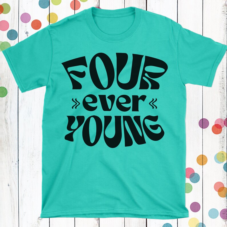 Pode incluir: Uma camiseta azul turquesa com o texto "FOUR ever YOUNG" em letras pretas estilizadas.