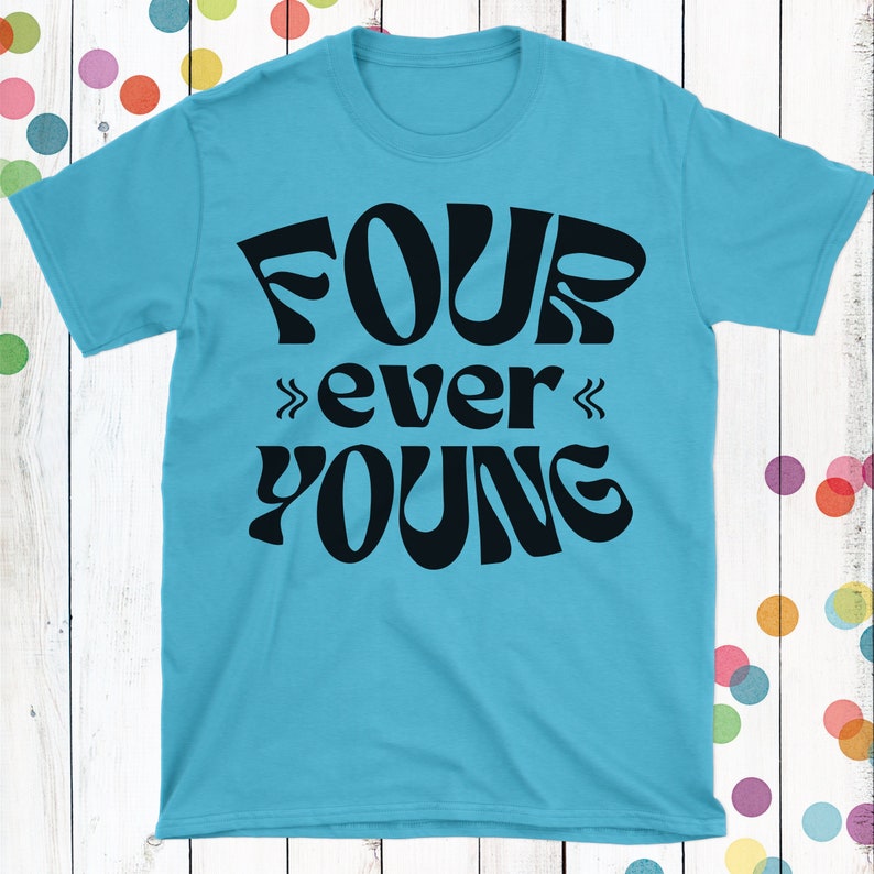 Pode incluir: Uma camiseta azul turquesa com o texto "FOUR ever YOUNG" em letras pretas estilizadas.