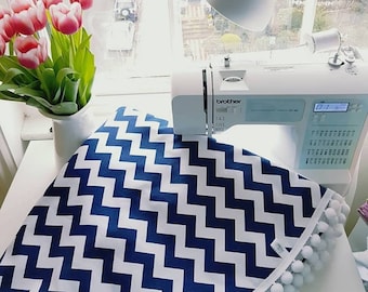 Marineblaue Chevron Babydecke - Moderner runder Teppich - Krabbeldecke zum Wenden.