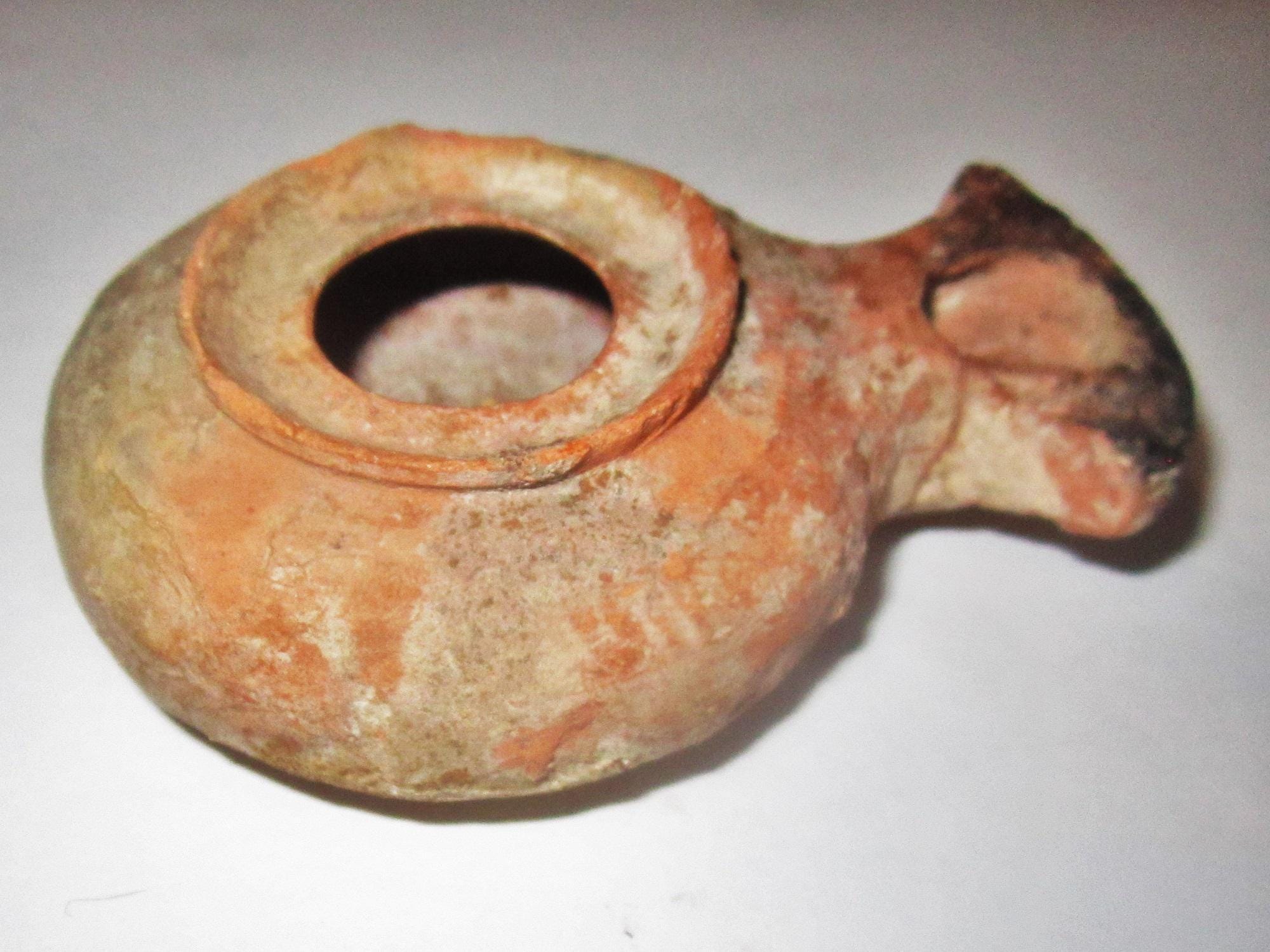 古代ローマのテラコッタオイルランプまたは脂肪ランプ、成型装飾付き 