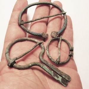 Lot De 2 Fibules (Broches) - Neuf Sans Emballage - Style Viking/Médiéval