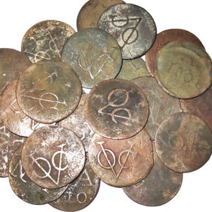 Könnte beinhalten: Eine Sammlung antiker, runder Münzen in Bronzetönen. Die Münzen weisen verschiedene eingravierte Symbole und Buchstaben auf. Sie haben ein verwittertes Aussehen, das auf ihr Alter hindeutet. Einige Münzen zeigen die Buchstaben "V" und "O" oder "Z" und "O".