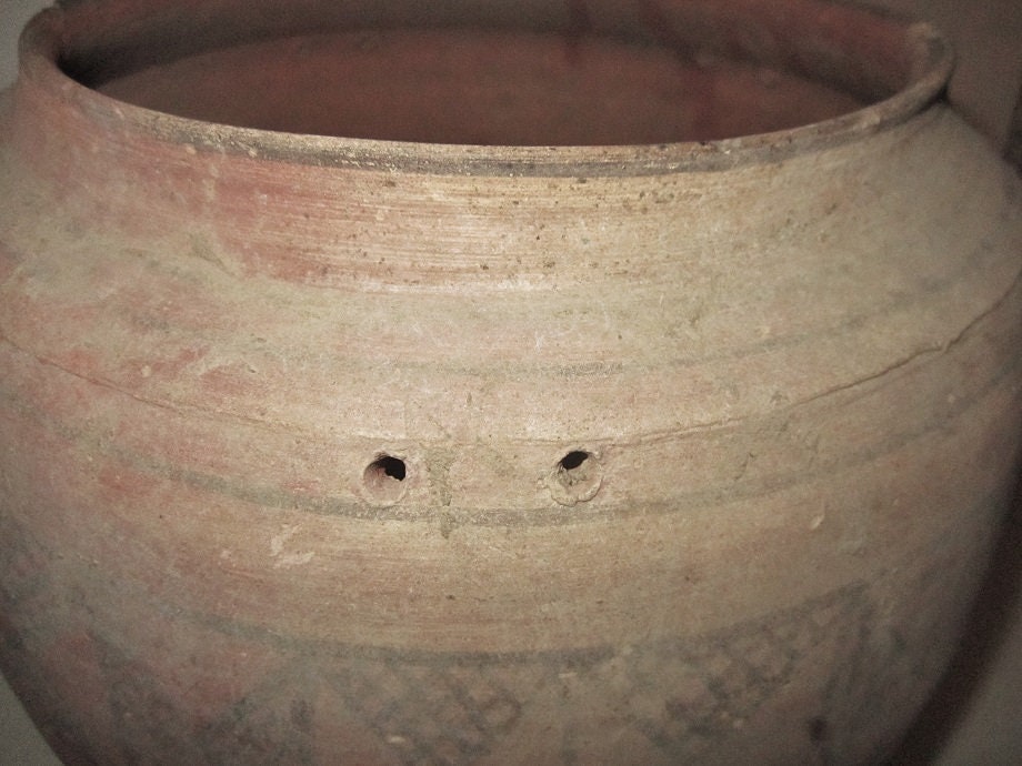 インダス文明の古代テラコッタ壺 – 二色幾何学模様の陶器、紀元前3300