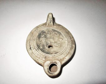 古代ローマのテラコッタオイルランプ：成形された浅浮き彫りのデザイン