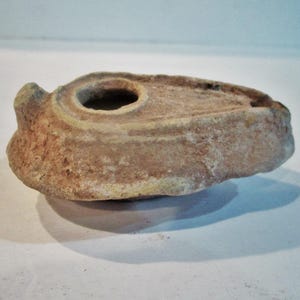 古代ローマのテラコッタオイルランプ：成形された浅浮き彫りのデザイン