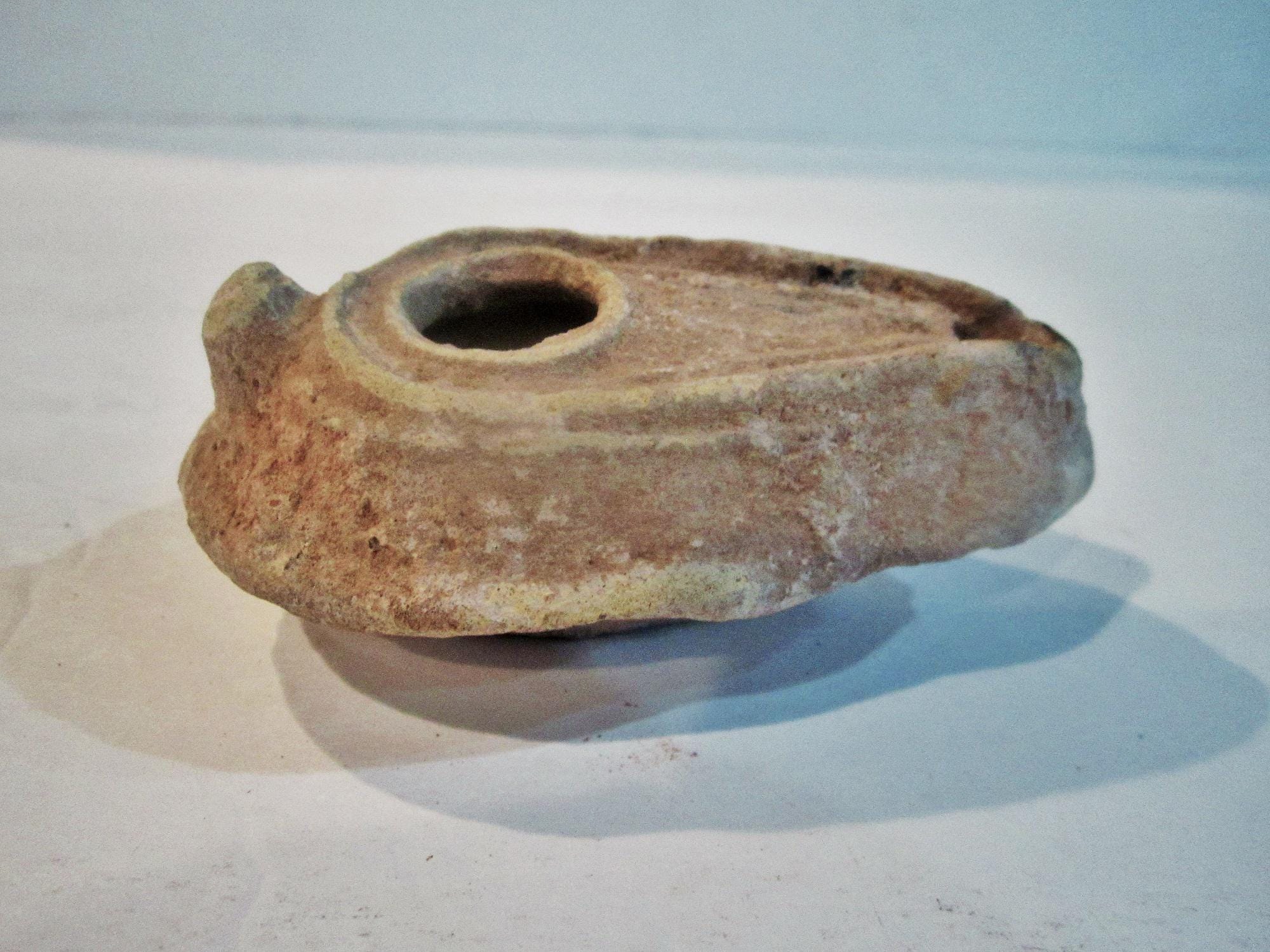 古代ローマのテラコッタオイルランプ：成形された浅浮き彫りのデザイン