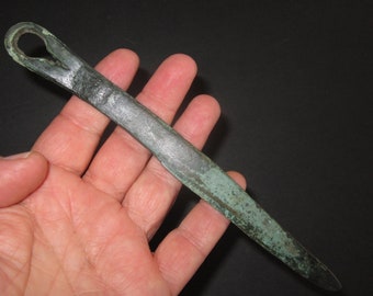 Cuchillo escita de bronce, Ucrania, c. 900 a. C. a 300 d. C., Bronce tardío, Edad del Hierro temprana, Excelente estado, Más de 19 cm.