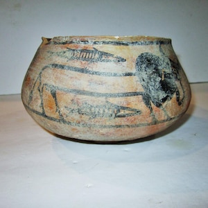 Cuenco de terracota del antiguo valle del Indo de más de 18 cm con motivos de toros cebú y peces, 2000 a. C.