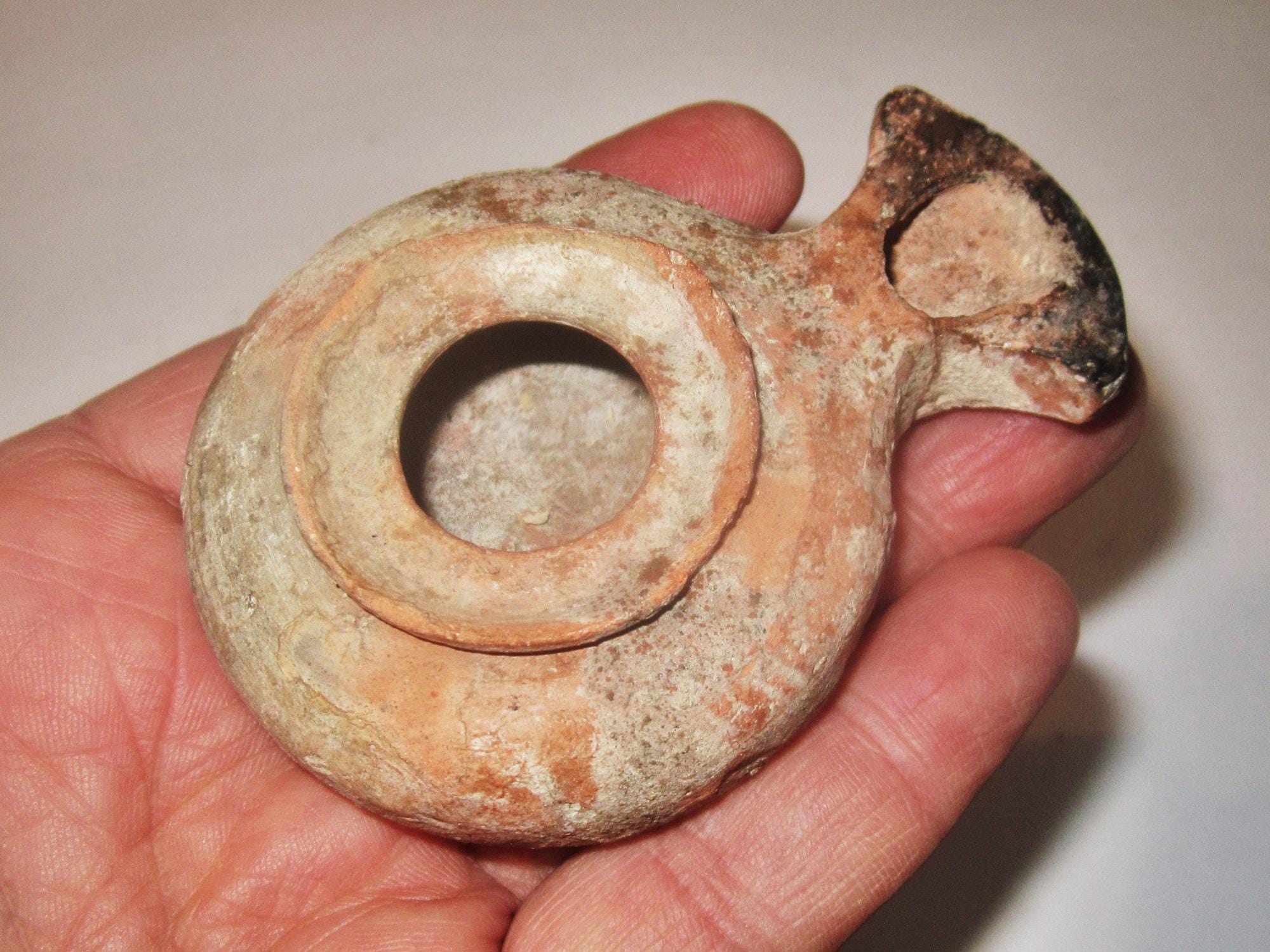 古代ローマのテラコッタオイルランプまたは脂肪ランプ、成型装飾付き