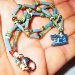 Forntida Egyptisk stenhalsband med Apis-tjur Ptolemaios 332-30 f.Kr.