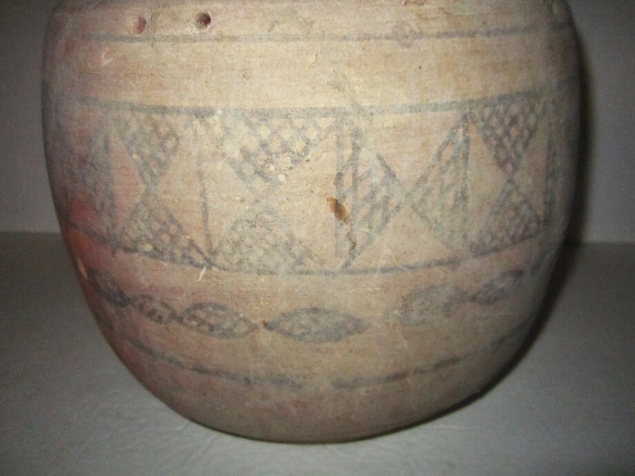 インダス文明の古代テラコッタ壺 – 二色幾何学模様の陶器、紀元前3300