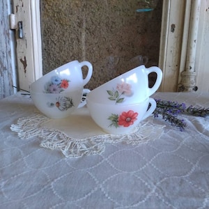 4 White milk glass coffee or tea cups 1960s Arcopal Retro Flowers french vintage