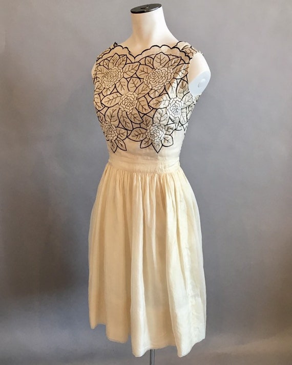 1950s Ivory Silk Embroidered Floral Dress / 50s B… - image 3
