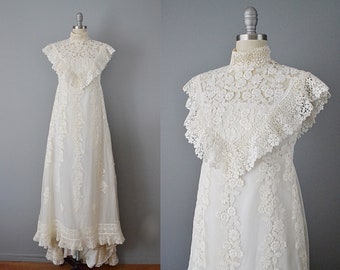 1970s Lace Wedding Dress / White Lace and Organdy Bridal Dress / Wedding Gown with Train and Cathedral Veil / Size Medium Size Small