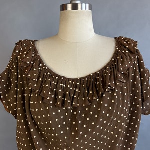 1950s Polka Dot Blouse / Brown Cropped Top / Polka Dot Print Blouse w/ Ruffled Neckline / Size Large XL image 6