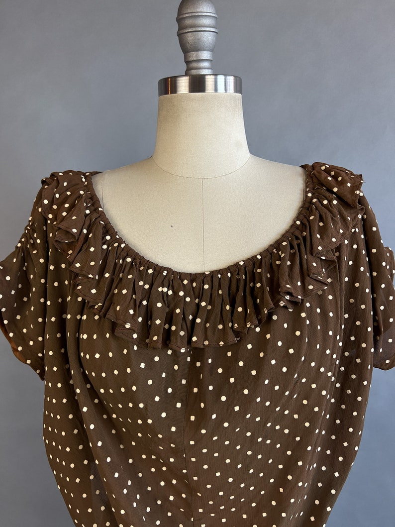 1950s Polka Dot Blouse / Brown Cropped Top / Polka Dot Print Blouse w/ Ruffled Neckline / Size Large XL image 6