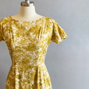 1950s Floral Print Dress / 1950s Wiggle Dress / 50s Day Dress / Vintage Lawn Dress / Size Small image 3