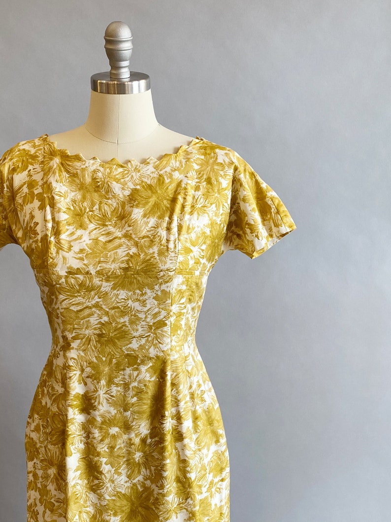 1950s Floral Print Dress / 1950s Wiggle Dress / 50s Day Dress / Vintage Lawn Dress / Size Small image 3