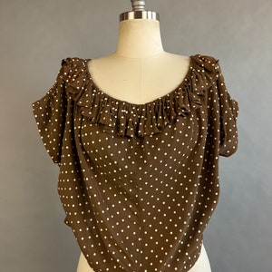 1950s Polka Dot Blouse / Brown Cropped Top / Polka Dot Print Blouse w/ Ruffled Neckline / Size Large XL image 2