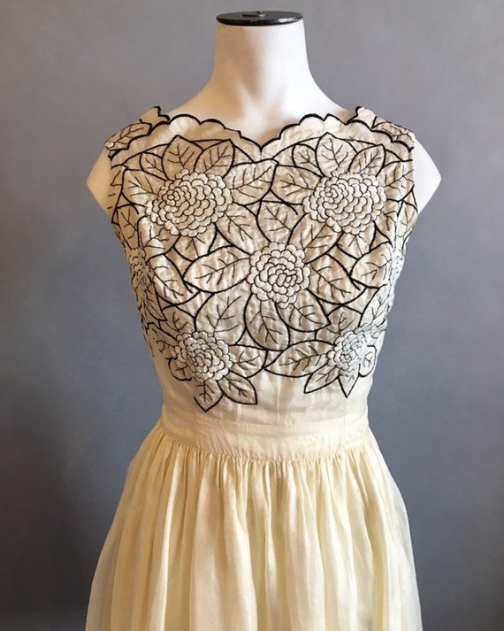 1950s Ivory Silk Embroidered Floral Dress / 50s B… - image 4