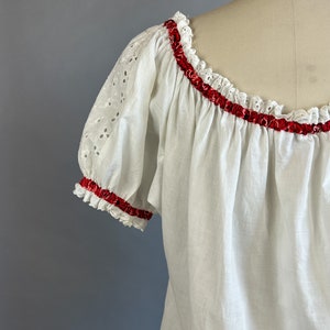 1950s Eyelet Peasant Blouse / White Eyelet Lace Peasant Blouse w/ Red Bandana Banding / Size Medium image 6