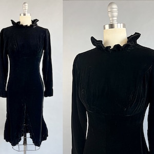 1960s Fluwelen Jurk / jaren 60 Fluwelen Cocktail Jurk met Gegolfde Mouwen en Cutaway Hemline / Maat Kleine Maat Extra Klein