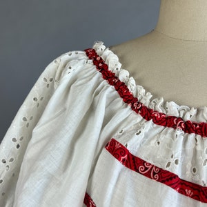 1950s Eyelet Peasant Blouse / White Eyelet Lace Peasant Blouse w/ Red Bandana Banding / Size Medium image 9