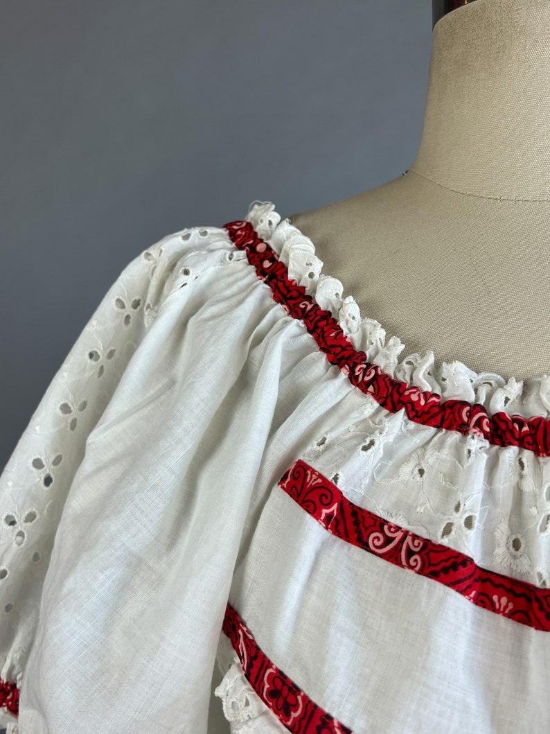 1950s Eyelet Peasant Blouse / White Eyelet Lace Peasant Blouse w/ Red Bandana Banding / Size Medium image 9