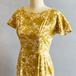 1950s Floral Print Dress / 1950s Wiggle Dress / 50s Day Dress / Vintage Lawn Dress / Size Small image 4