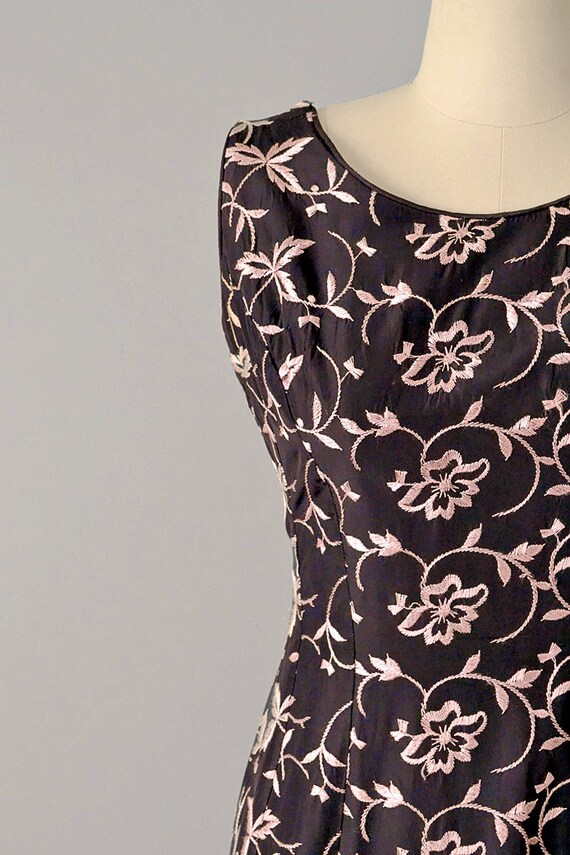 1950s Wiggle Dress / Embroidered Black Silk Taffe… - image 3